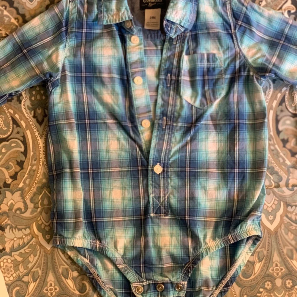 Four button down shirt - Picture 5 of 9